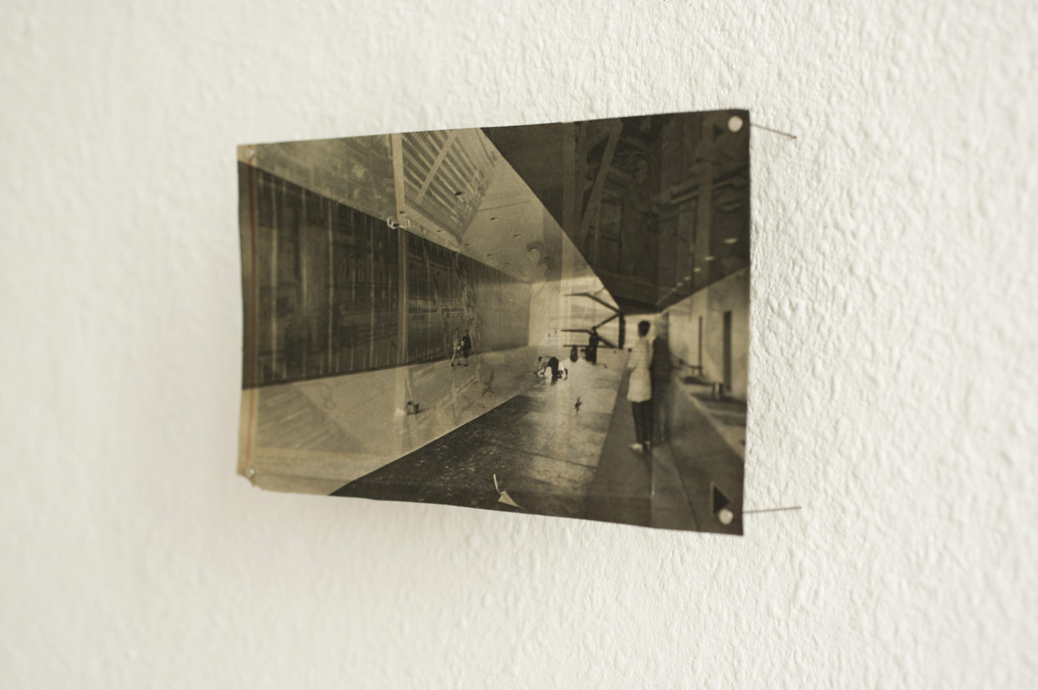 restructuring_space_construction_entrance_hall_sunfloweroil_newspaper_Lisa_Premke_weisser_elefant_Berlin